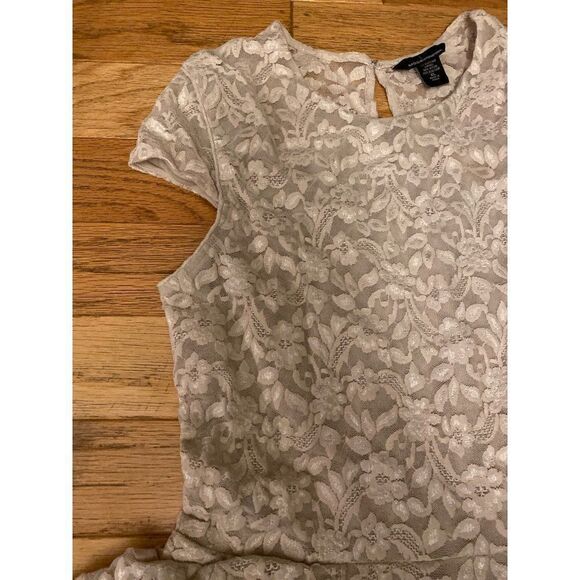 Moda International, women’s beige floral lace peplum cap sleeve blouse size XL - Picture 2 of 9